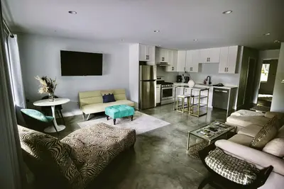 Image de Private, Spacious & Central Suite near lake with Ac, 25Km to Whitewater ski hill