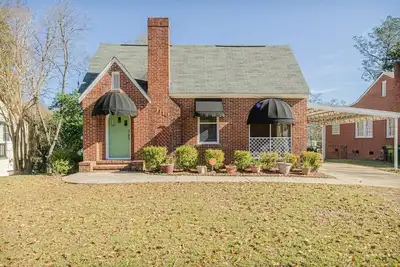 Image de Midtown Brick Home with Timeless/Elegance/Cozy