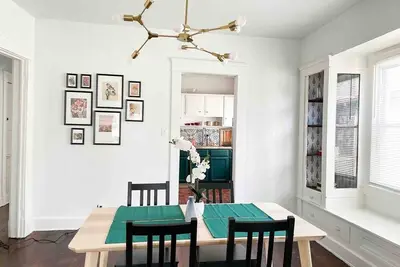 Image de - 🚗 Free Parking – Easy access, stress-free arrival<br>- 🌐 Fast Wi-Fi – Perfect for work or streaming<br>- ☕ Stocked Kitchen – Coffee, tea & essentials included<br>- 🧼 Hotel-Clean Standards – Professionally cleaned after every stay