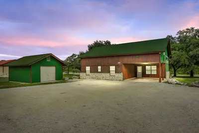 Image de Exclusive Frio River frontage, outdoor kitchen, room for 21 guests