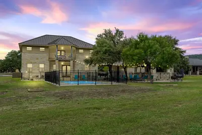 Image de No bunk beds | Golf course & hill country views, private swimming pool, huge outdoor kitchen