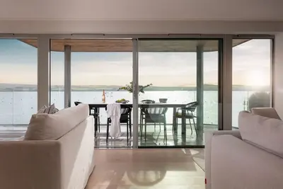 Image de Wits End - Rock - stunning water front property sleeping 10