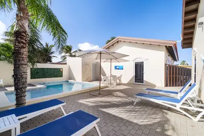 Image de 8 min to Palm Beach * Pool * Smart Tv