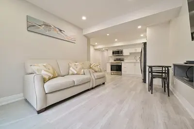 Image de Upscale Space - 5 min from Square One