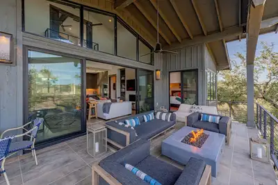 Image de Lola's Lakefront: 3-Bed Treehouse with Porch, Fire Pit & Year-Round Fun