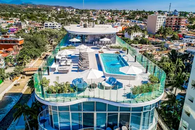 Image de Bay-view condo with beachfront access, pools, fitness center, & balconies