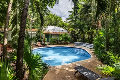 Image de 1mn walk to a beautiful beach. Private gated exclusive community. Sleeps 4-6