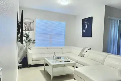 Image de Fully furnished luxurious cozy townhome