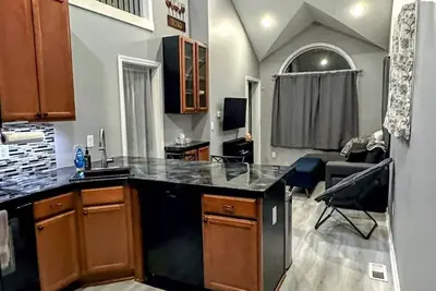 Image de Private Apartment next to Airport!