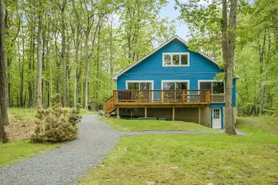 Image de A Quiet Lakefront Retreat With Private Dock, Fireside Evenings, and Views