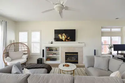 Image de New Roomy Upscale, Mt. Rose Ski/Tahoe 25-Min, Xl Sofa and 2 Work Desks