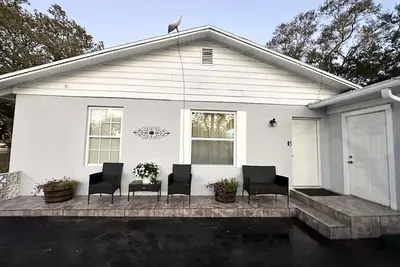 Image de Cozy 3 Br home 10 min away from beach and close to downtown