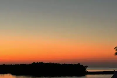 Image de Tarpon Lagoon 5 Bedroom 4 Bath with heated pool on crystal clear deep Lagoon