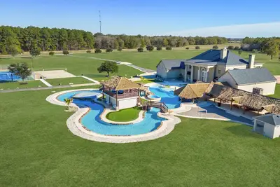 Image de 100+ acres sleeps 30, pool, lazy river, hot tub, bball, tennis, and more