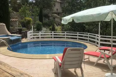 Image de studio en pierre avec jolie piscine entre mer et montagne