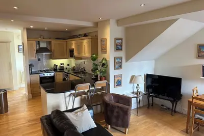 Image de Spacious 2 double bedroom apartment w free off-street parking & superfast WiFi.