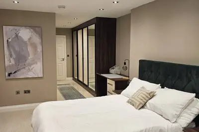 Image de Spacious Four bedroom & Four bathroom flat in West Kensington.
