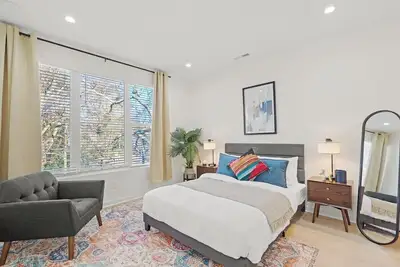 Image de Stylish Stay with Rooftop Views and Garage Access