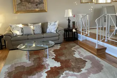 Image de Family friendly home, sleeps 8, close to Dc attractions. \nNew kitchen.