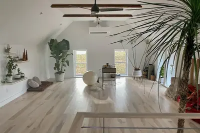 Image de Cozy riverside getaway w/ artist studio. Pet friendly!