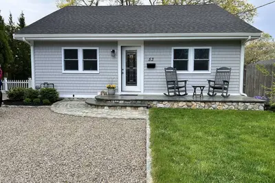 Coastal Cottage, steps from Great Pond and boat launch