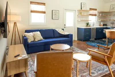 Image de New Modern Guest House in Southside