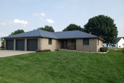 Image de House On Grand Lake St. Marys, on Montezuma Bay channel. Boat rides optional