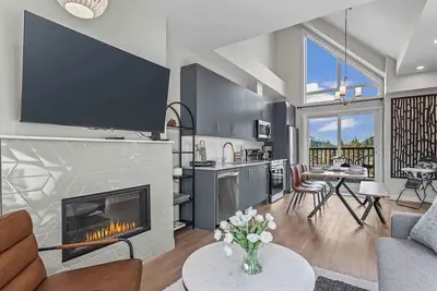 Image de Skyline Elegance Brand New Mt. View Condo