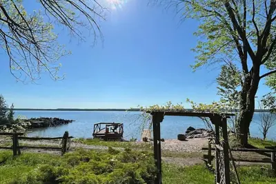 Image de Relax with the whole family at this peaceful waterfront cottage.