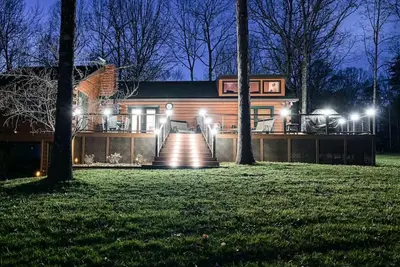 Image de Cozy Bear Cabin provides lakeside living, boathouse bar and  yes. . . . pickle ball.