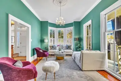 Image de 5★ 3br Luxury – Walk 95/100 +Private Parking And Courtyard!