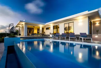 Image de Beautiful villa with infinity pool and gorgeous ocean view. Perfect for divers!