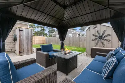 Image de 3-min walk to Beach! Private luxury Backyard!