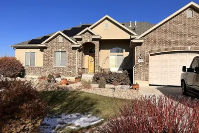 Image de Experience the best views of Eagle Mountain from the comfort of this haven.