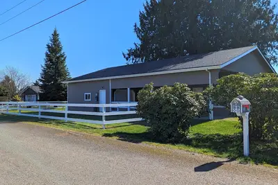 Image de Spacious 2br house. Pet friendly with fenced yard. Outdoor covered patio.