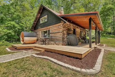 Image de Log Cabin in the Woods. Sauna. Wood Fireplace. Pet Friendly.