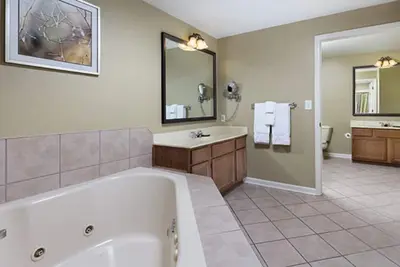 Image de 2 Bedroom deluxe suite. Cozy for a couple or spacious enough for a family.