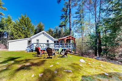 Image de Tree-lined dog-friendly cottage with wrap-around deck, grill, & gas fireplace