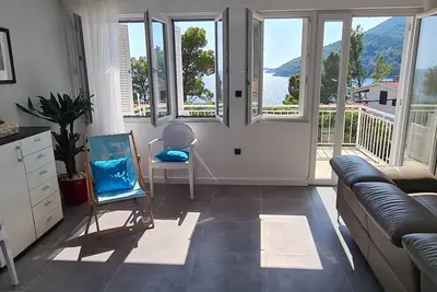 Image de Appartement de trois chambres avec la terrasse et la vue sur le mer Brna, Korcula (A-9296-a)