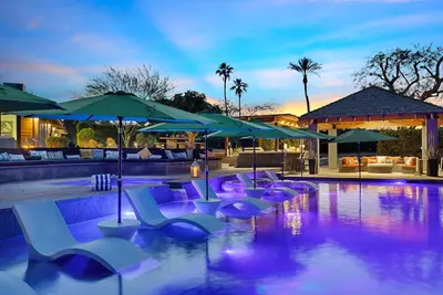 Image de Luxe Estate 5 Min to Coachella Private Lake Pickleball Pool Spa 5br