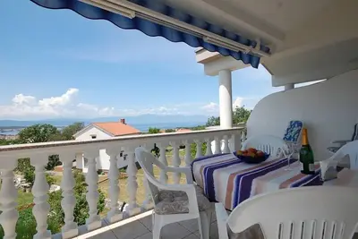 Image de Appartement de deux chambres avec le balcon et la vue sur le mer Kremenići, Krk (A-21724-a)