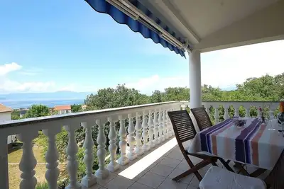 Image de Appartement de deux chambres avec le balcon et la vue sur le mer Kremenići, Krk (A-21724-b)