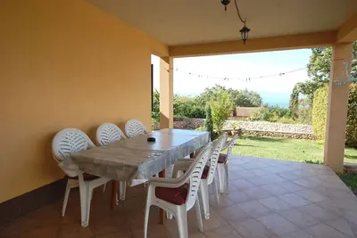 Image de Appartement de trois chambres avec la terrasse et la vue sur le mer Njivice, Krk (A-21728-b)