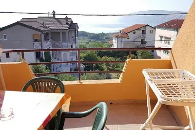 Image de Appartement de deux chambres avec la terrasse et la vue sur le mer Lopar, Rab (A-21808-a)