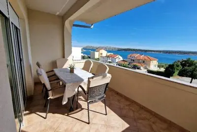 Image de Appartement de trois chambres avec la terrasse et la vue sur le mer Barbat, Rab (A-21809-a)
