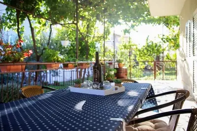 Appartement de deux chambres avec la terrasse Kastel Kambelovac, Kastela (A-21997-a)