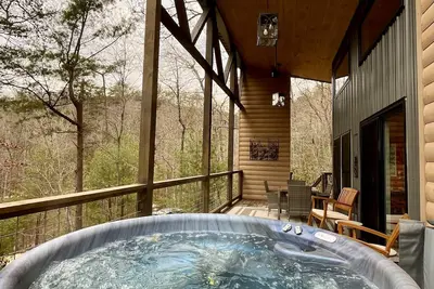 Image de Whispering Woods • Modern Cabin w/ Hot Tub