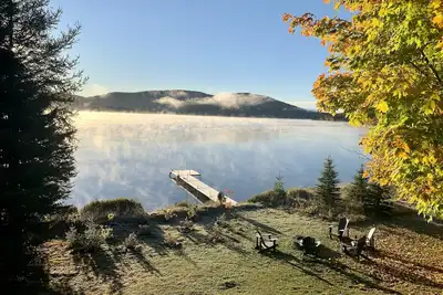 Image de Beautiful lakefront chalet fully renovated, centrally located on quiet street