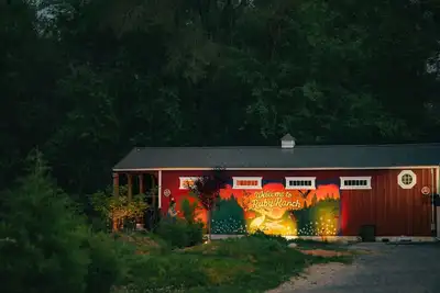 Image de Ruby’s Red Cabin Hot Tub Nature Horses Indy