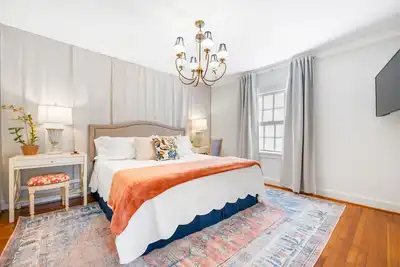 Image de 2br Midtown Savannah on Columbus Drive + Pet